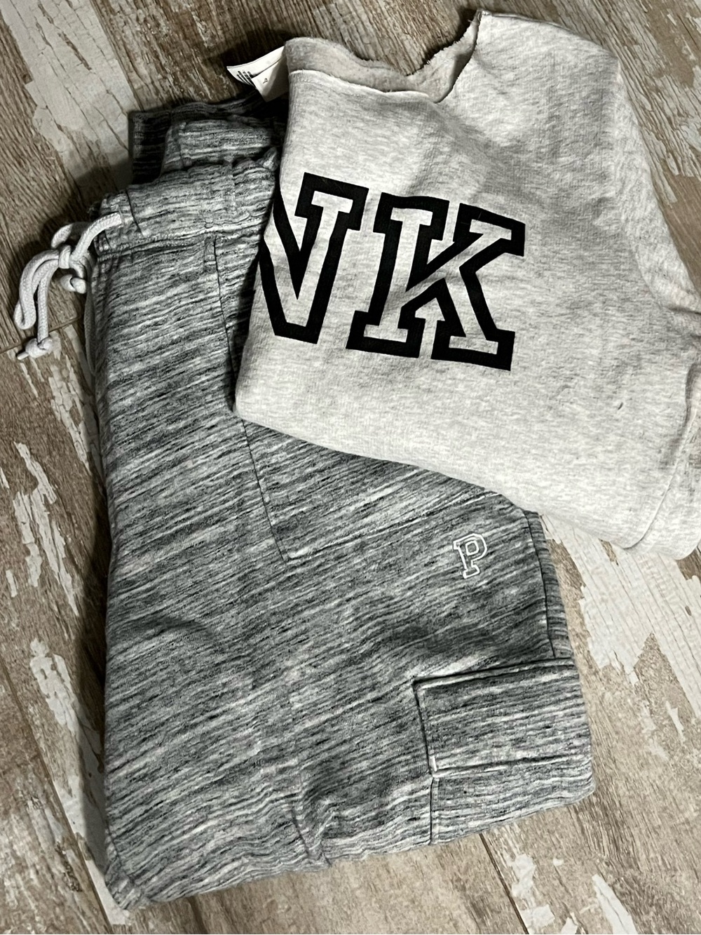 VGUC!💗PINK VS SET!Gray Off The Shoulder sweatshirt&Gray Fleece Cargo Sweats(M)! - Picture 9 of 9